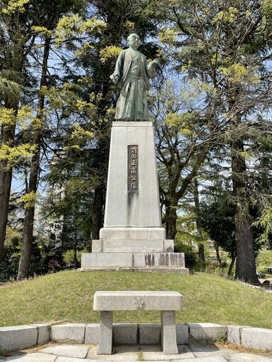 富山城の前田正甫の銅像