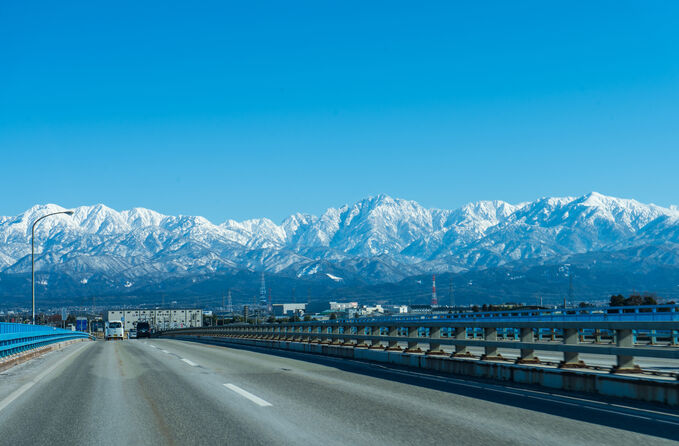 雄峰大橋から眺める立山連峰2(1月)