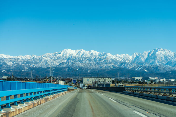 雄峰大橋から眺める立山連峰1(1月)