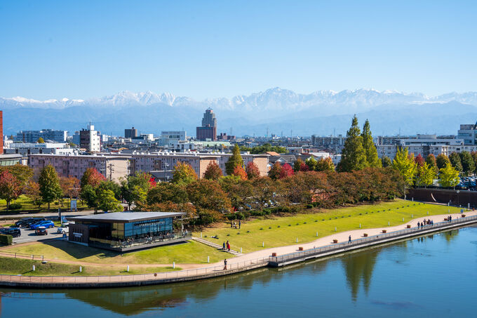 紅葉の富岩運河環水公園と立山連峰1