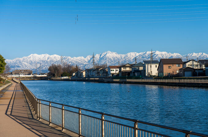 住友運河から眺める立山連峰