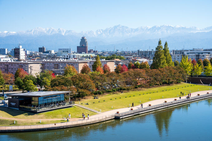 紅葉の富岩運河環水公園と立山連峰2