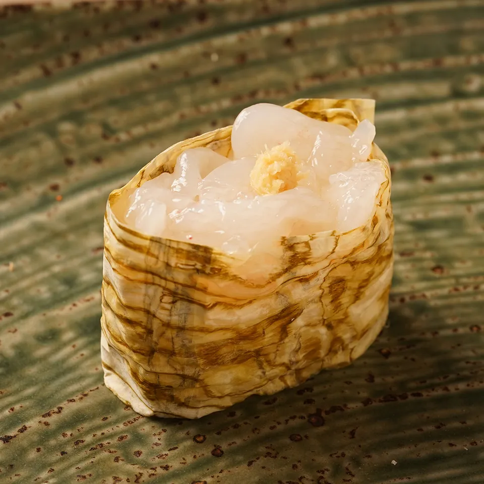 White shrimp gunkan maki with kelp
