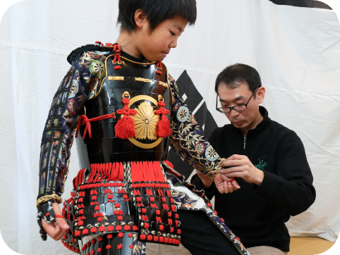 本格甲冑の着付けの様子