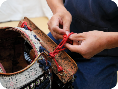 本格甲冑の着付けの様子