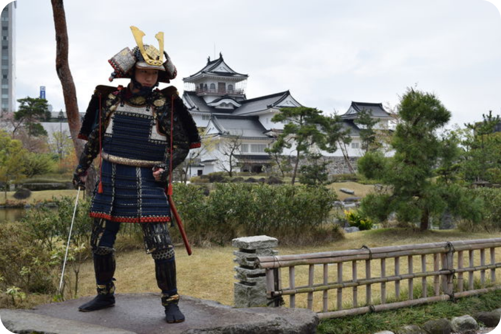 富山城をバックに