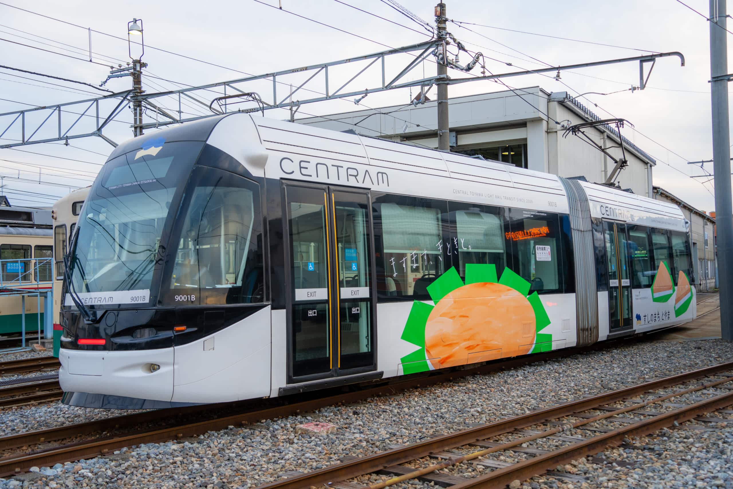 Wrapped train "Sushi Town Toyama" (previously in operation)