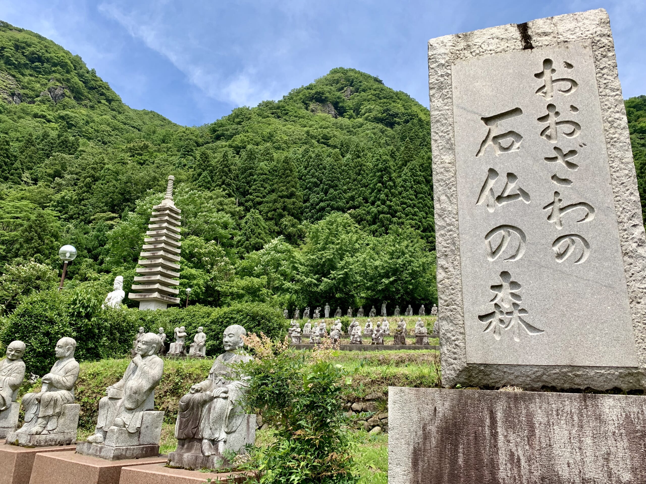 岩場を駆け抜ける馬の群れをモチーフにした大理石風の彫刻オブジェ 岩戸山古墳】古代の守り神。石人の魅力【福岡県】 | ハイカラダイブ