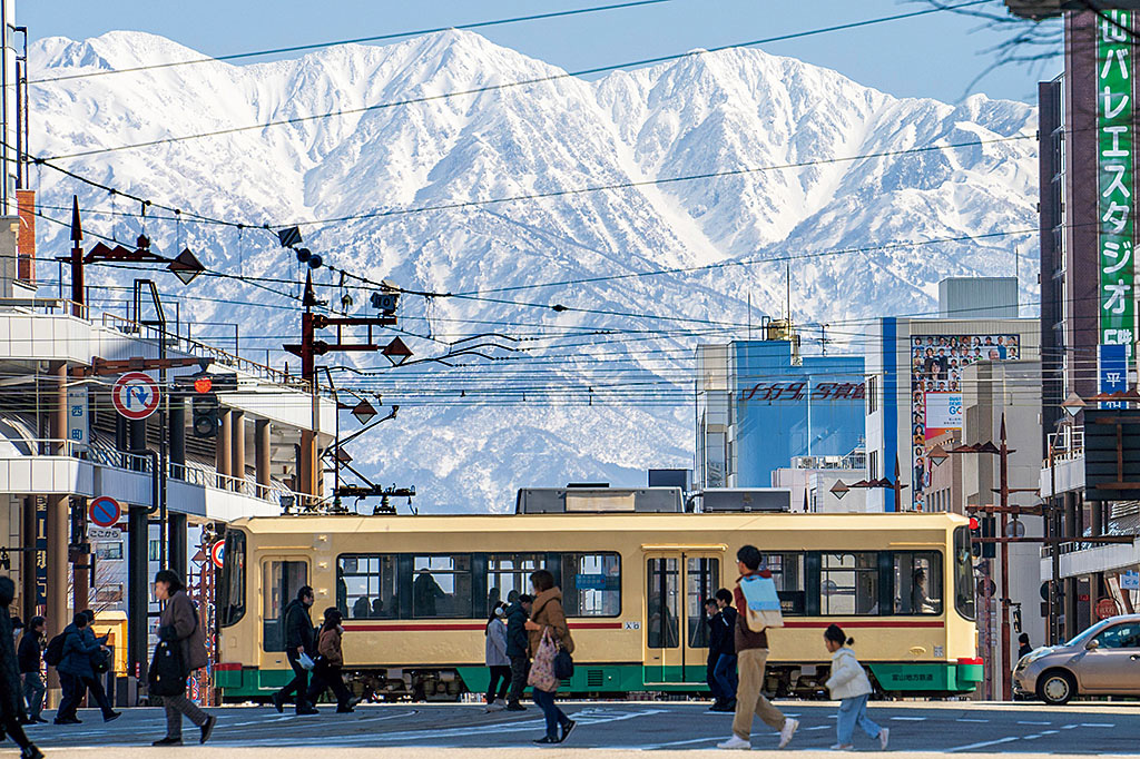 西町交差点(TOYAMAキラリ前)