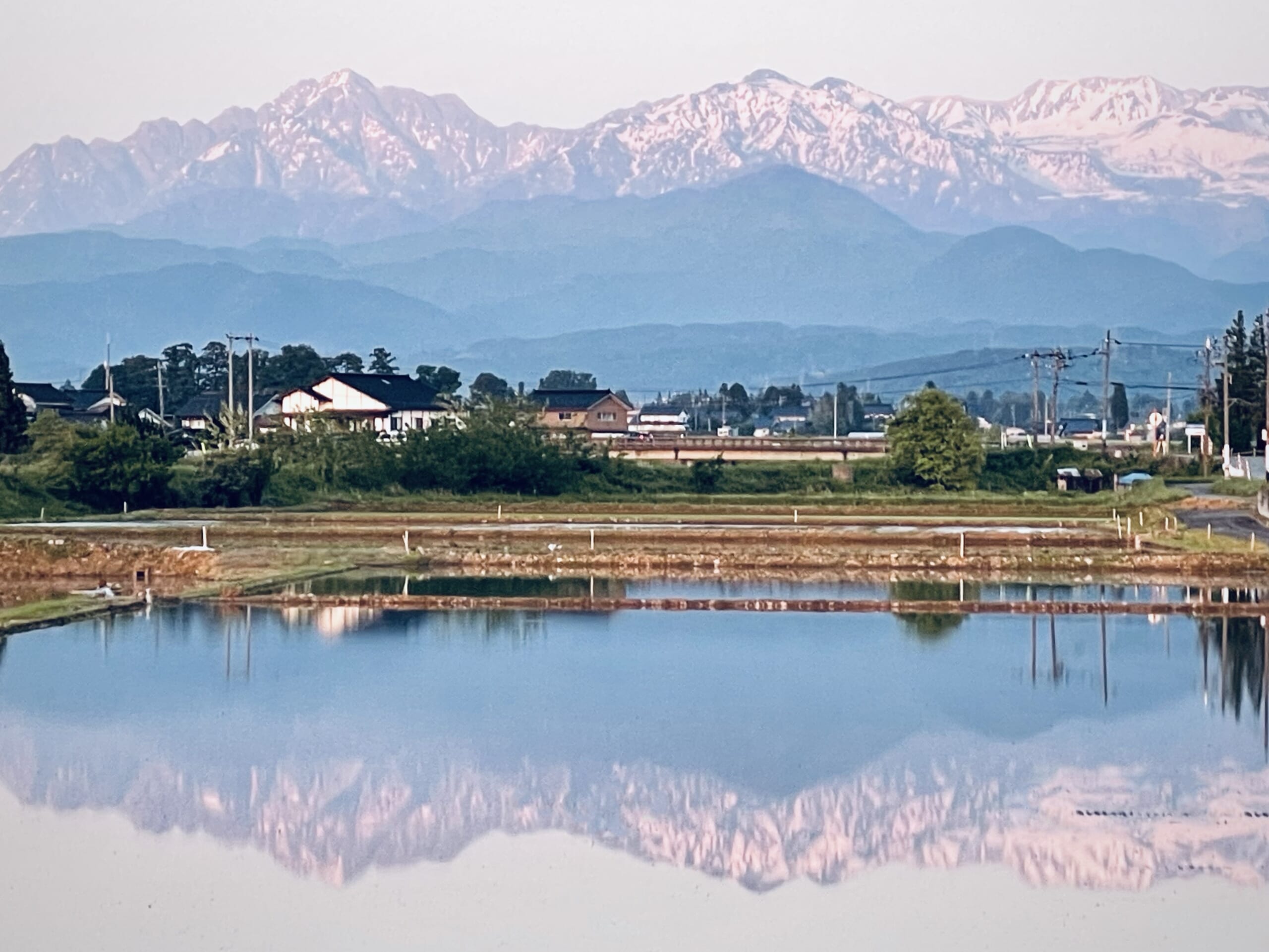 5月の富山市、水鏡に映る立山連峰