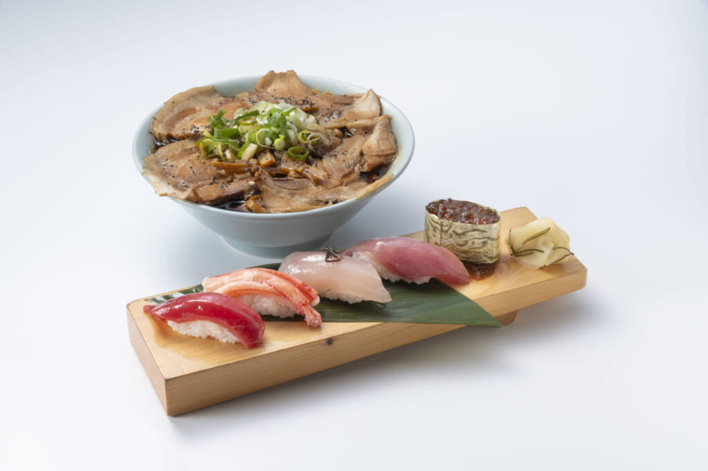 空港で味わう寿司とブラックラーメン
