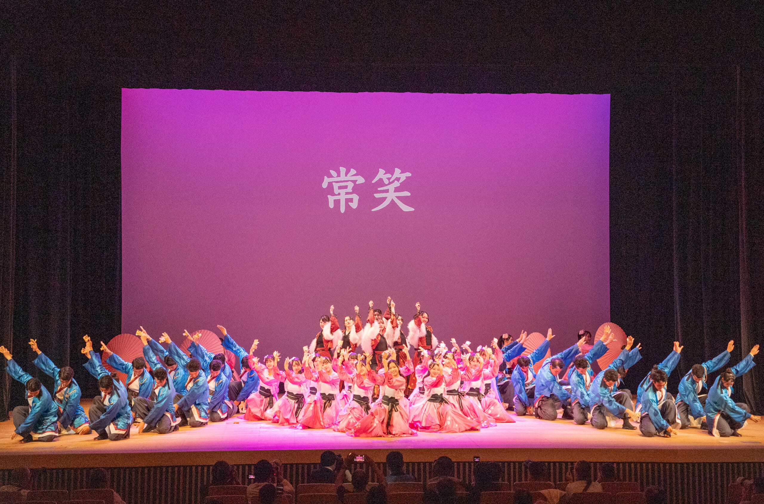 富山県民会館のステージでチームが演舞する富山のよさこい祭り