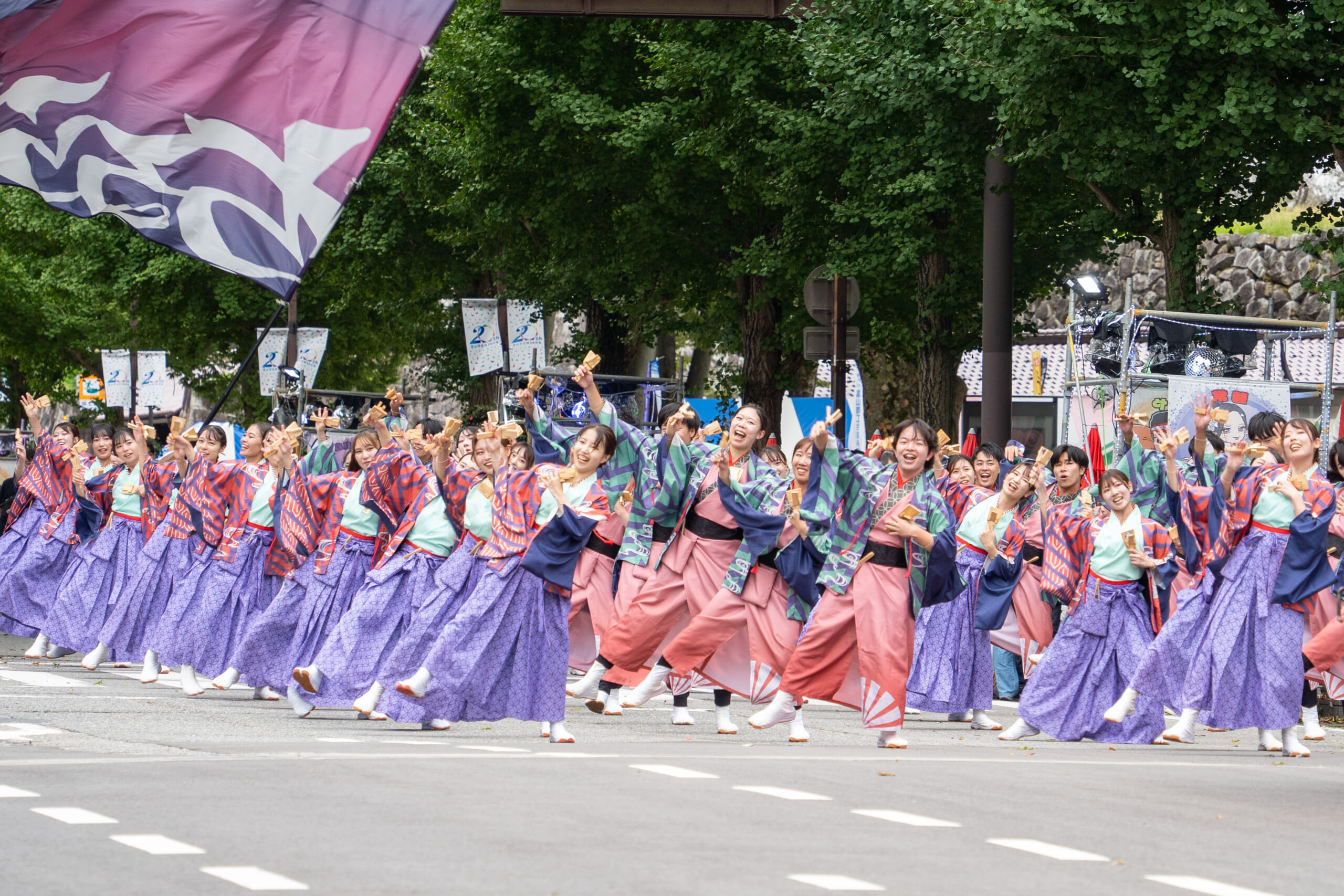 城址大通りで華やかな衣装の踊り手が演舞する富山のよさこい祭り