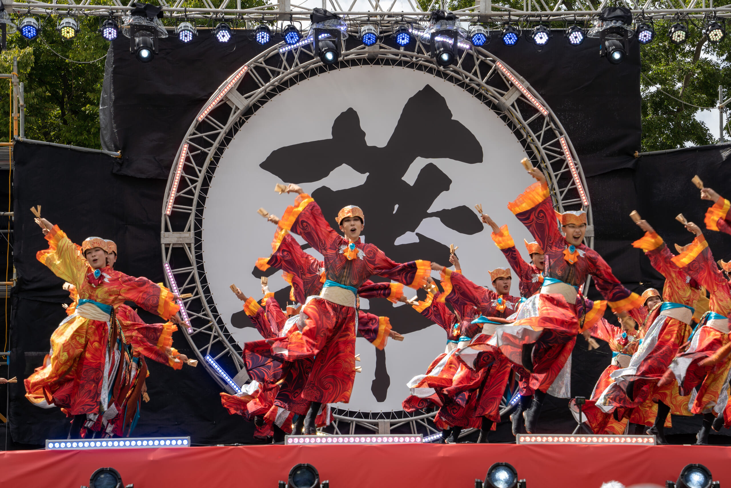 特設ステージで色鮮やかな衣装の踊り手が演舞する富山のよさこい祭り