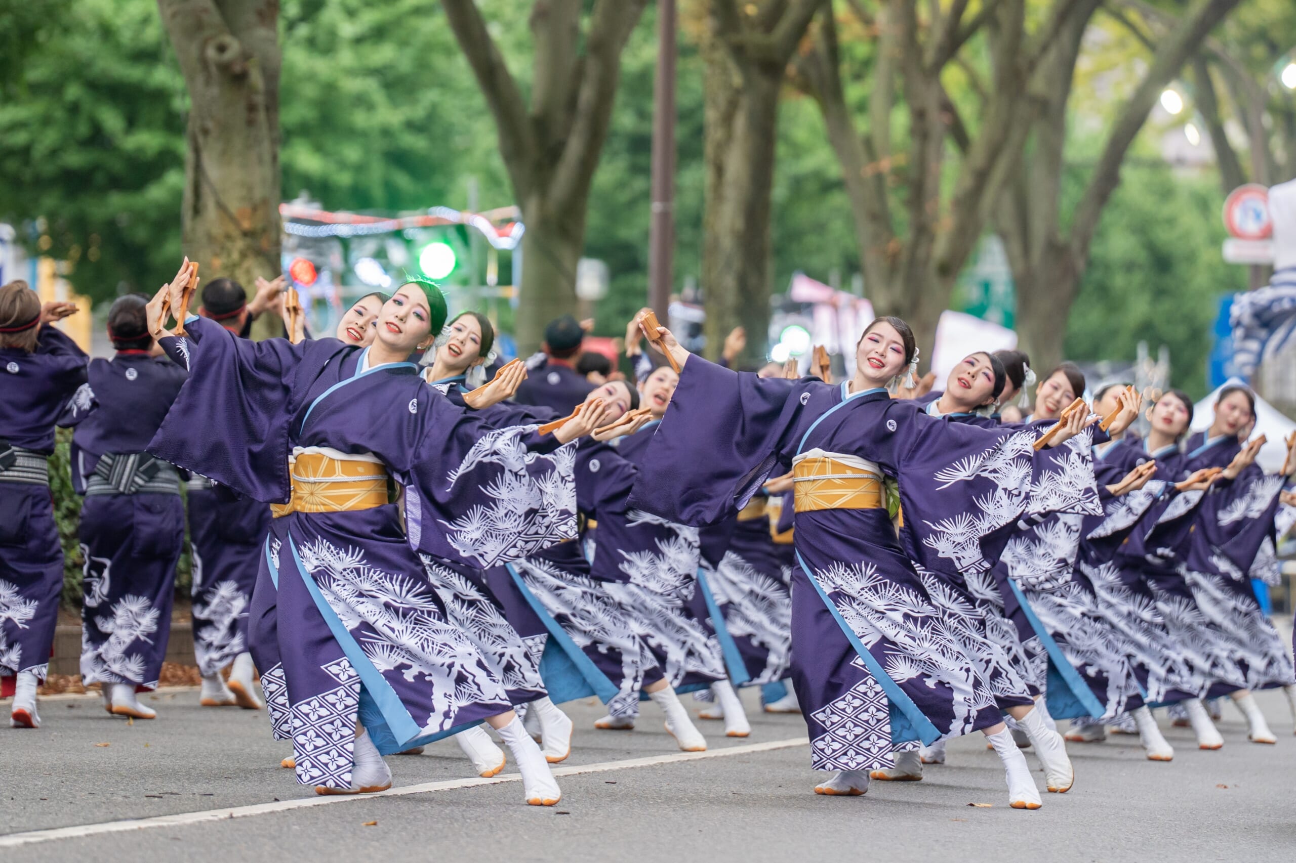 城址大通りで鳴子を手に踊る富山のよさこい祭りの参加者