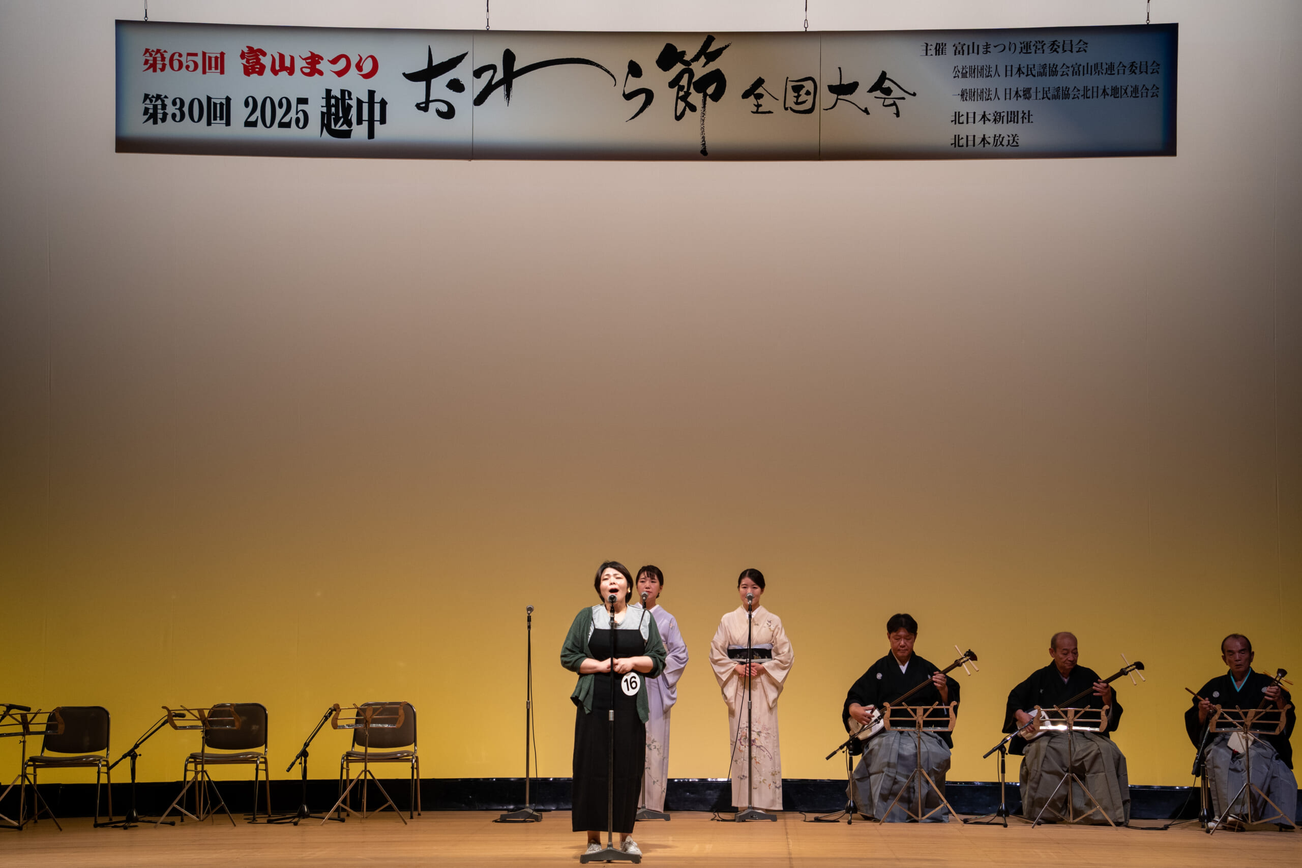 越中おわら節全国大会で唄い手が三味線の演奏に合わせて唄う様子