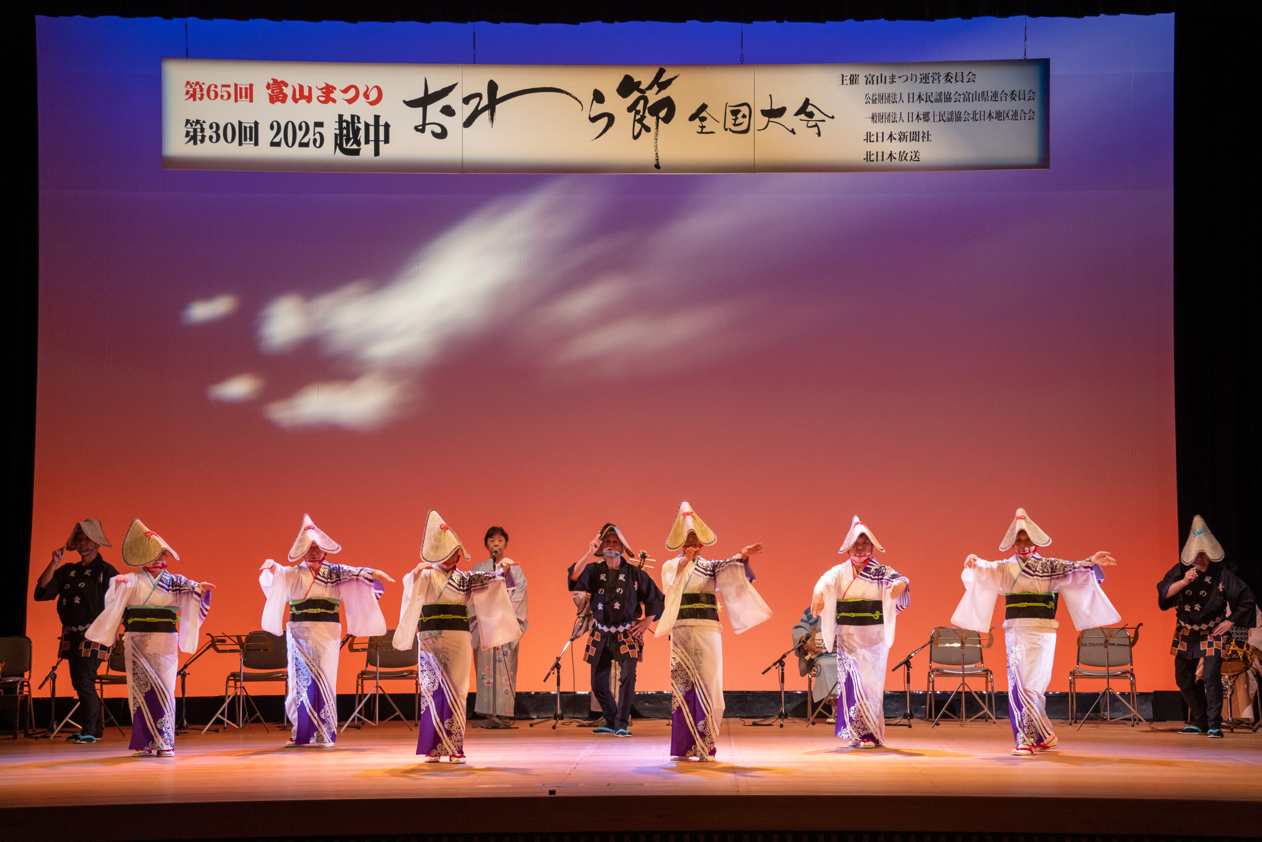越中おわら節全国大会のステージで踊り手がおわら踊りを披露する様子