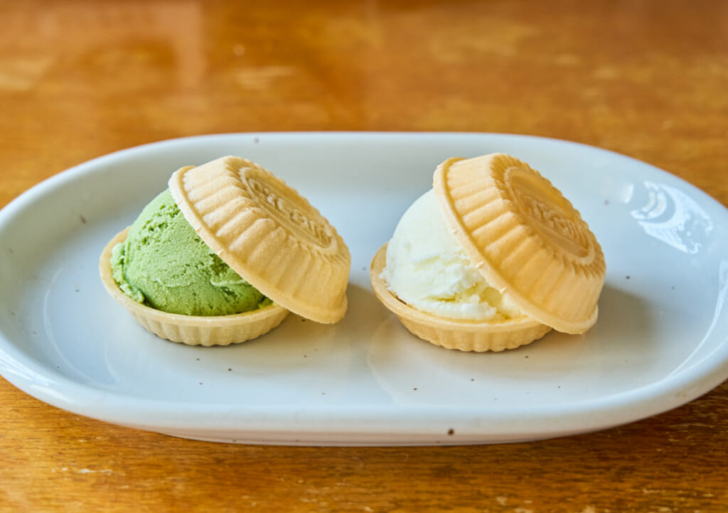 写真は「モナカ」のバニラ（150円）、抹茶（170円）。