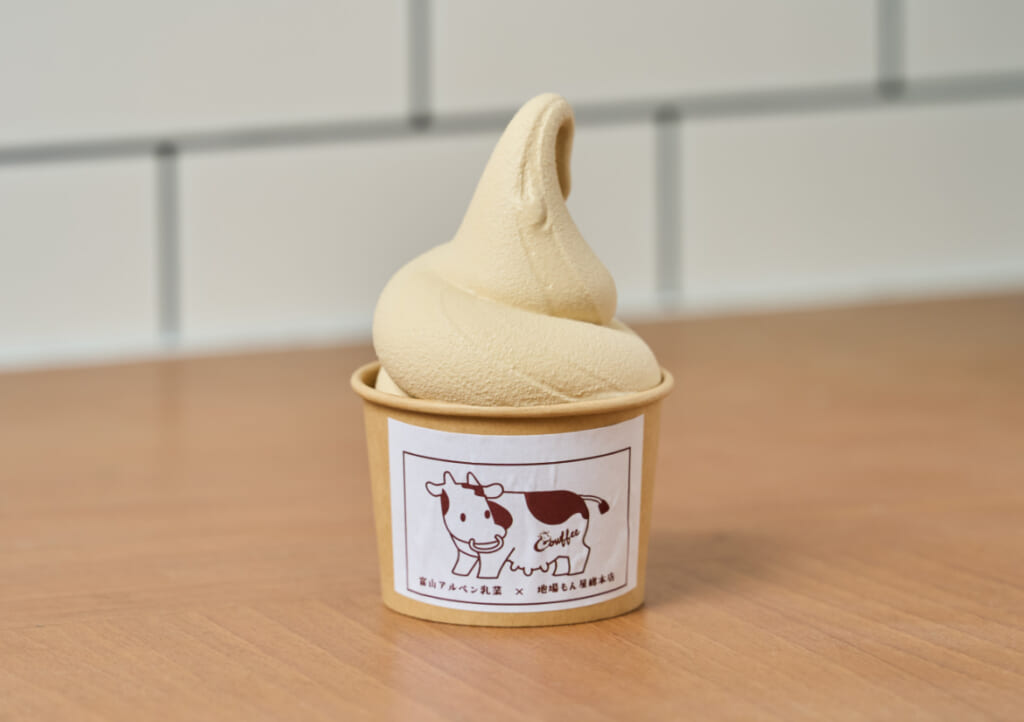 写真はラージサイズ。店内では「カウヒー」や関連商品も販売中。