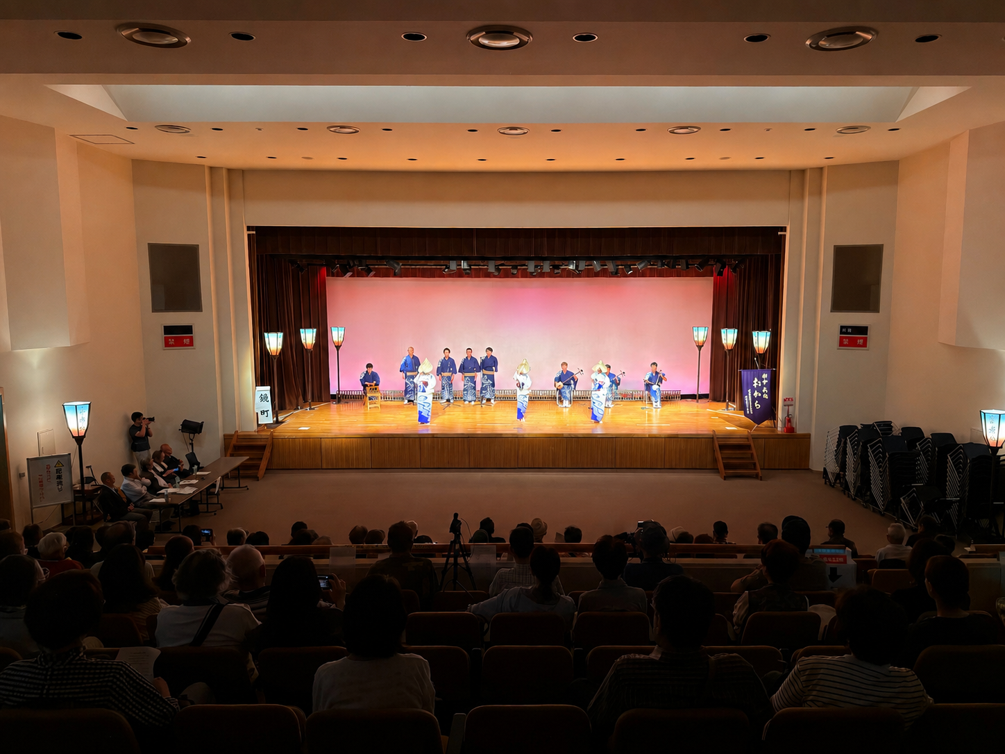 富山市八尾曳山展示館ホールの競演会ステージで披露されるおわら