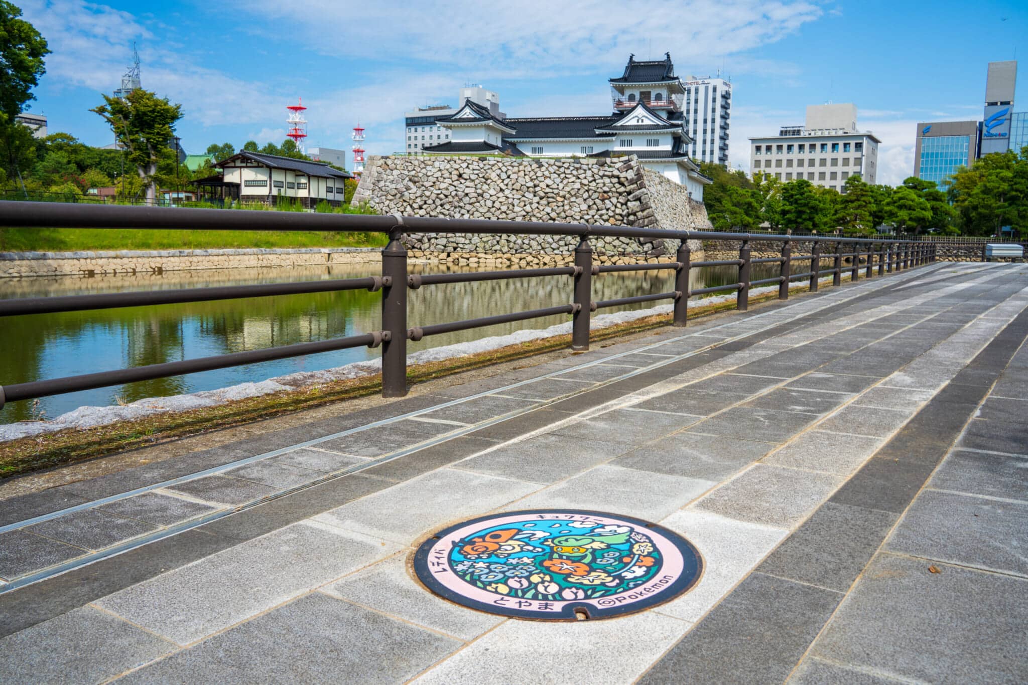 Let's try to find real manhole covers at Toyama Castle Park!