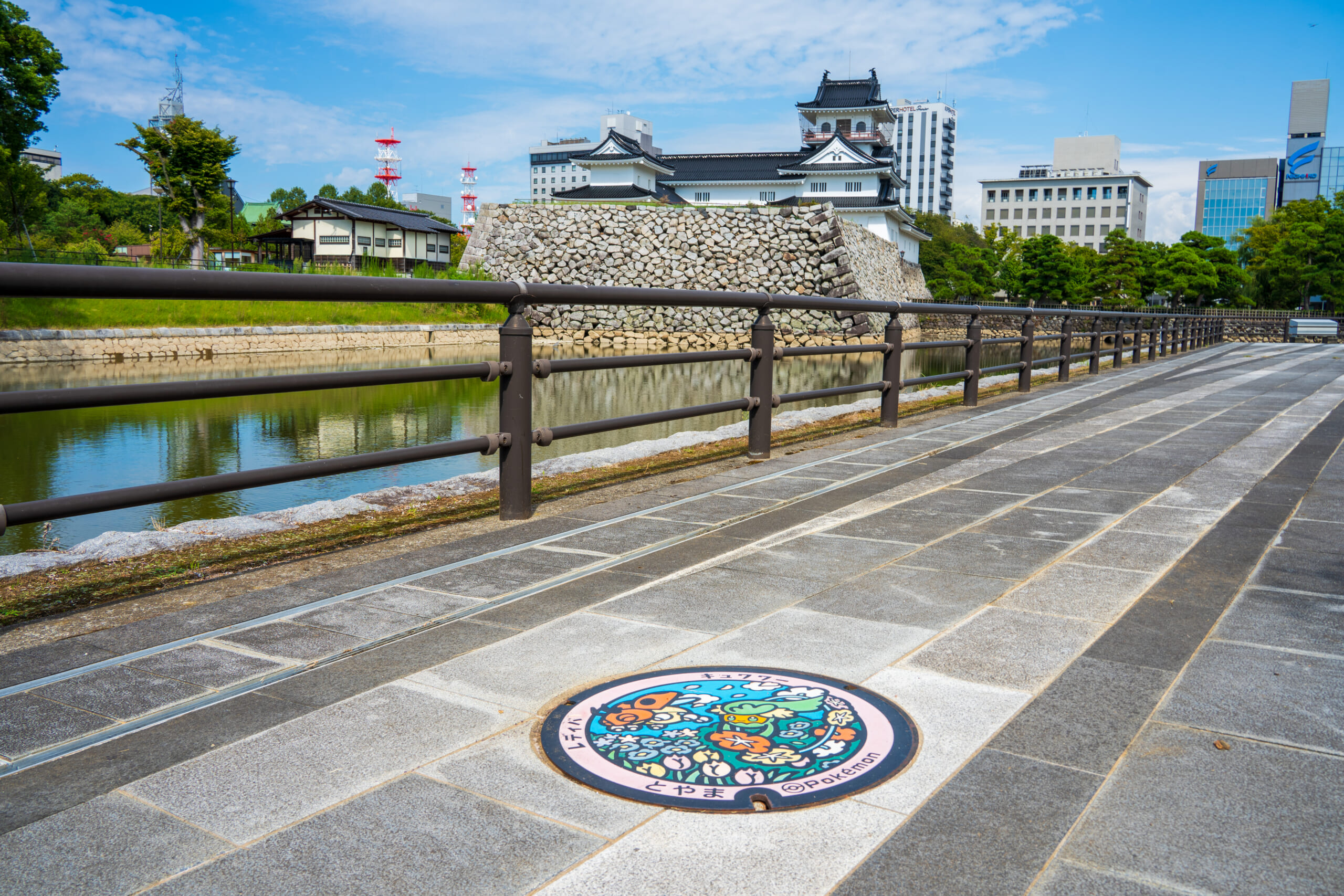 富山城址公園で、実物のマンホールを探してみよう！